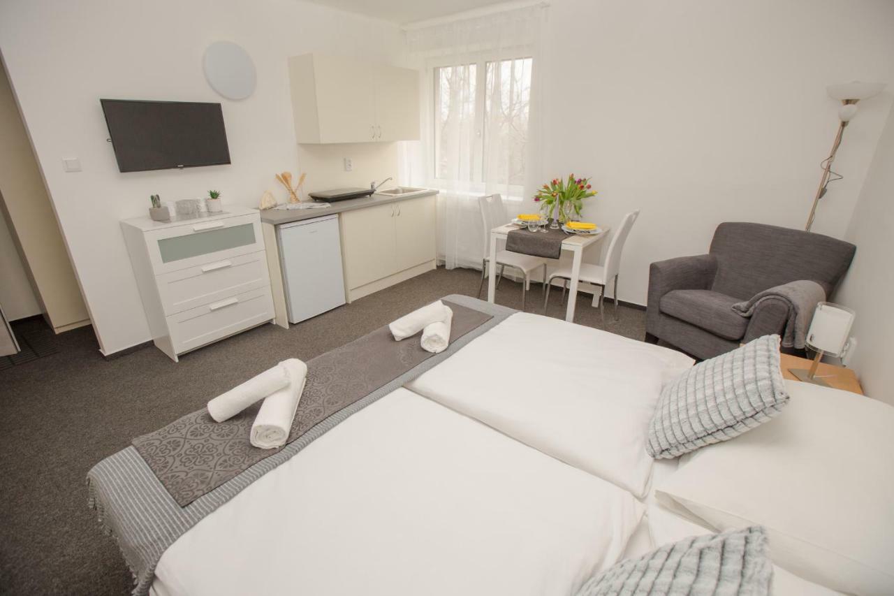 Hotel Blue Apartment Братислава Екстериор снимка