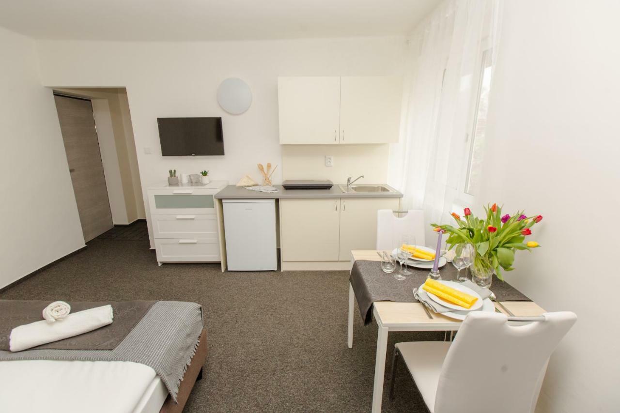 Hotel Blue Apartment Братислава Екстериор снимка